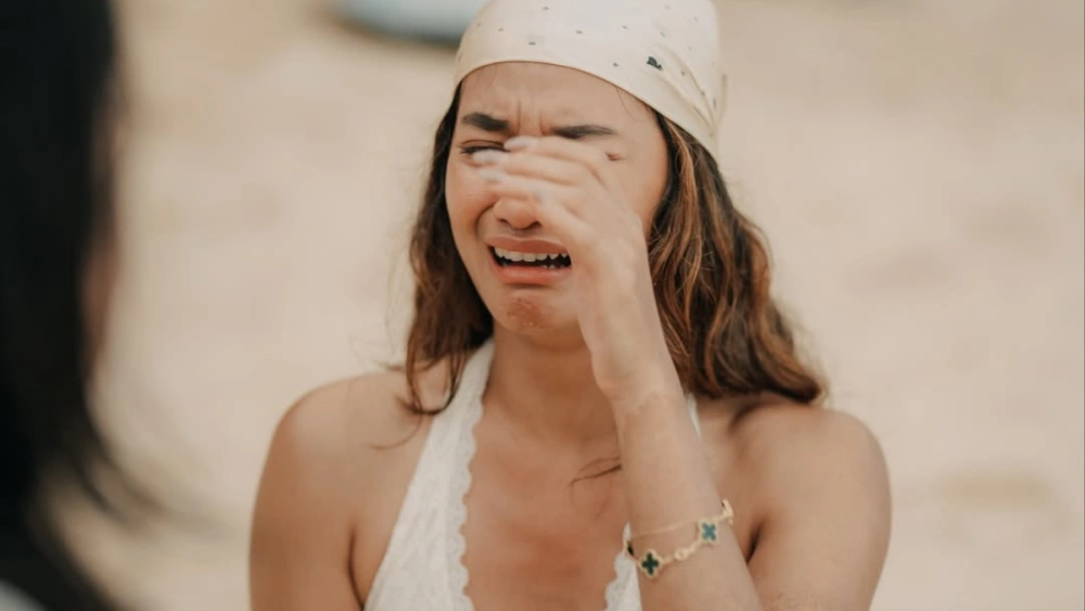 Hana Malasan menangis haru campur bahagia dilamar sang kekasih Sean Gelael. [Instagram @gelaelized]